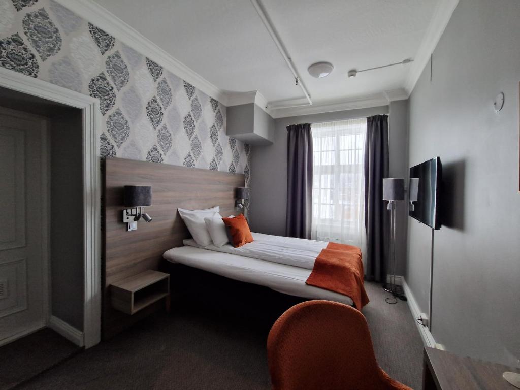 Postel nebo postele na pokoji v ubytování Dr. Holms Hotel