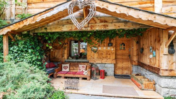 un pabellón de madera con un banco y una mesa en Chalet Pomme de Pin, en Formiguères