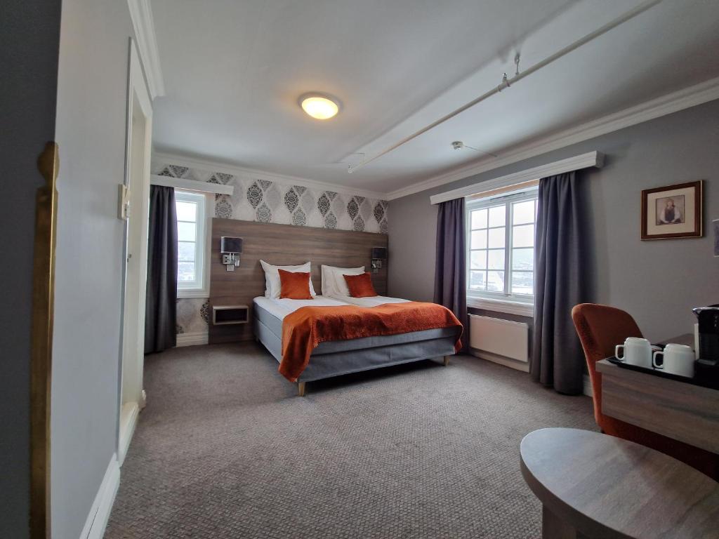 Postel nebo postele na pokoji v ubytování Dr. Holms Hotel