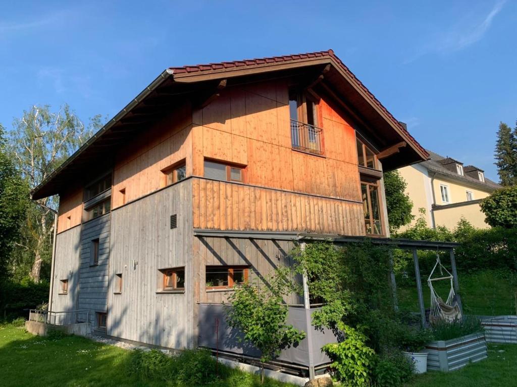 un grande edificio in legno con tetto a gambero di Ferienhaus Haslberger a Waging am See