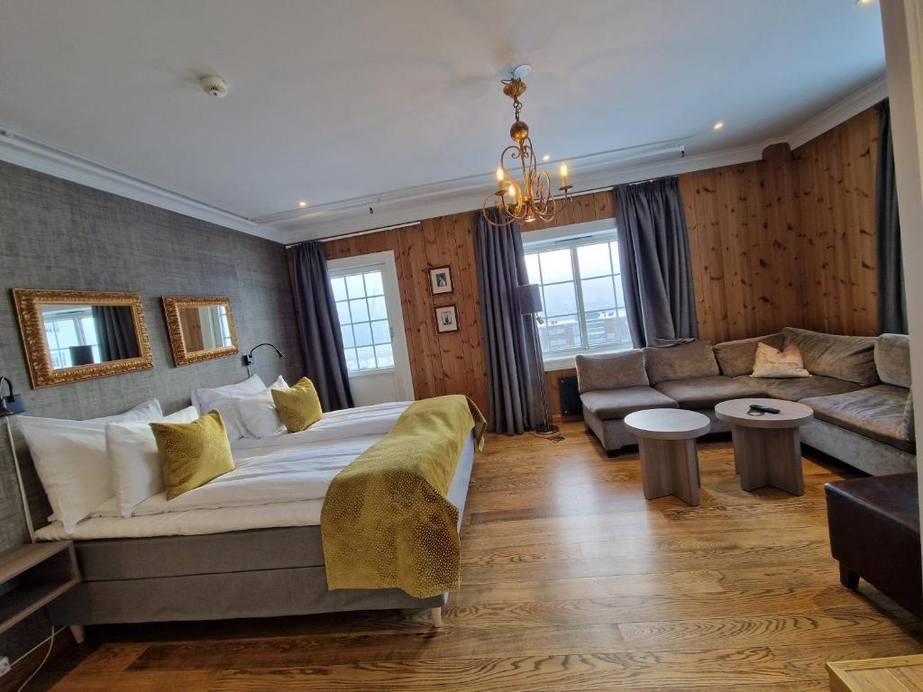 Postel nebo postele na pokoji v ubytování Dr. Holms Hotel