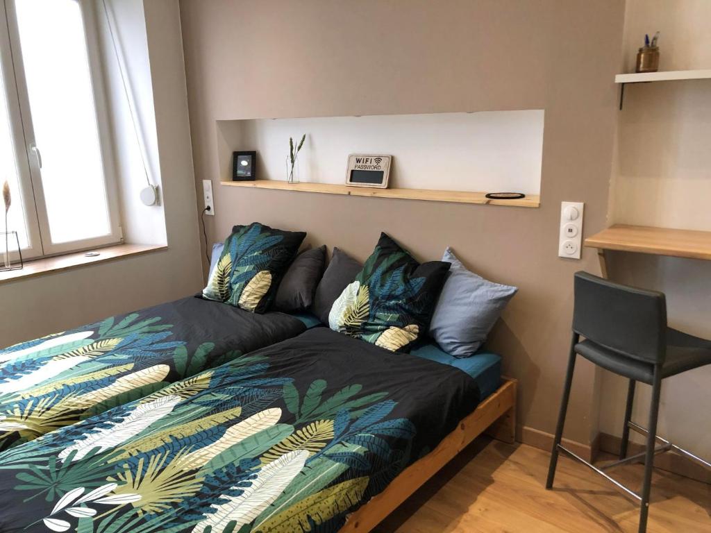 une chambre avec un lit et une chaise dedans dans l'établissement Studio rez-de-chaussée, à Boulogne-sur-Mer