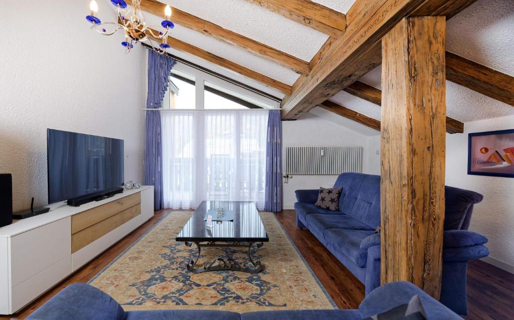 ツェルマットにあるハウス アルミナのリビングルーム(青いソファ、テレビ付)