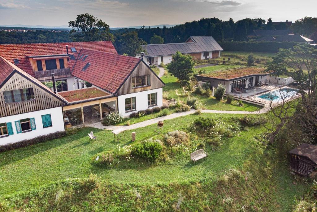 eine Luftansicht eines Hauses mit Hof in der Unterkunft OLLERS in Ollersdorf im Burgenland
