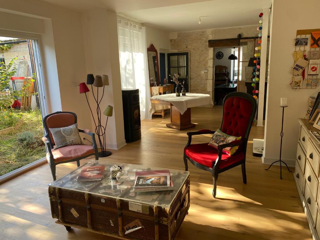 a living room with two chairs and a coffee table at Maison au calme Périgueux centre in Périgueux