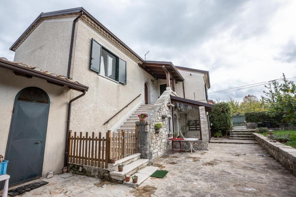 Το κτήριο όπου στεγάζεται  το διαμέρισμα