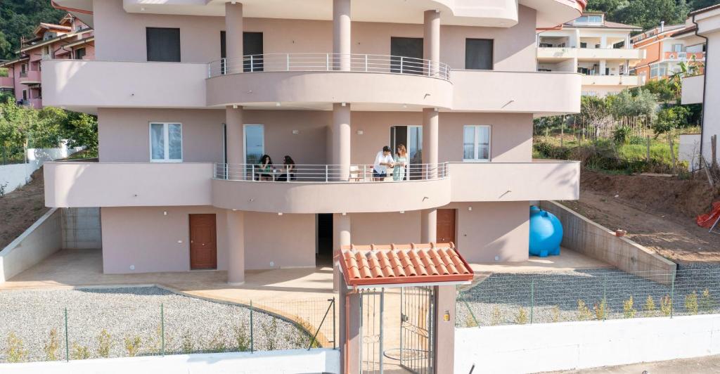 een gebouw met mensen op de balkons bij La Vigna in Santa Domenica