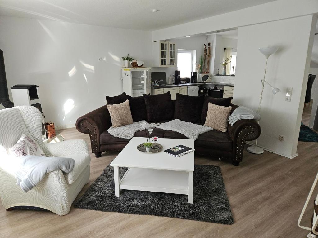 ein Wohnzimmer mit einem Sofa und einem Couchtisch in der Unterkunft Haus SauerlandLiebe in Schmallenberg