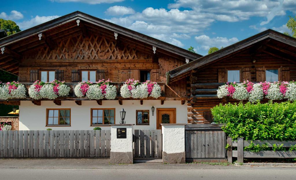 une maison avec des boîtes de fleurs sur le toit dans l'établissement Ferienwohnungen Gerold, Kreuth-Reitrain, à Oberach