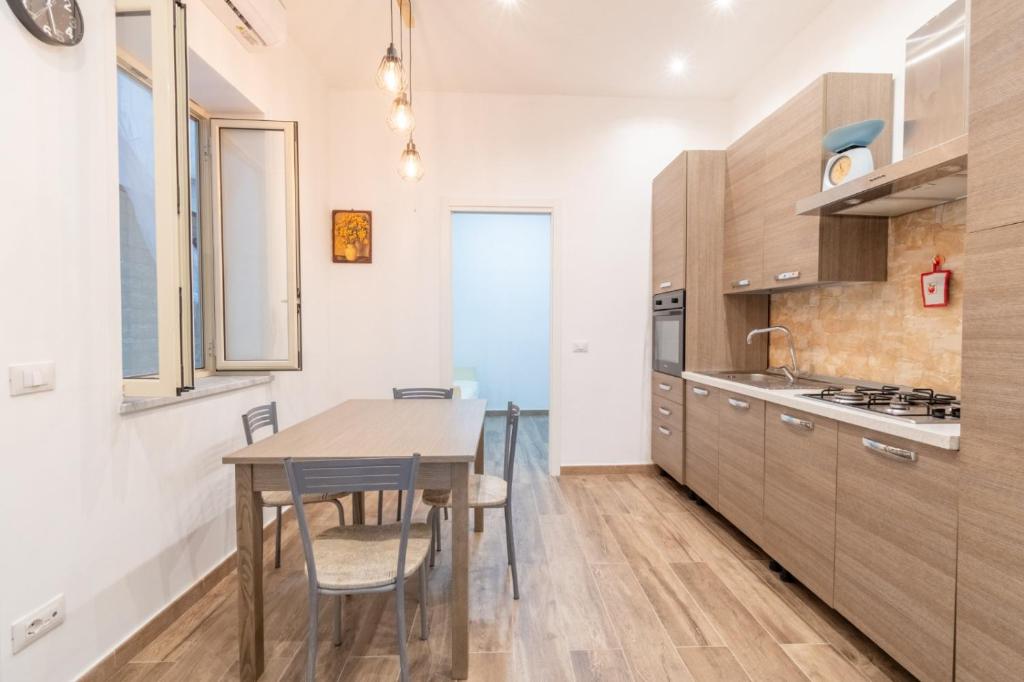 cocina con mesa y sillas en una habitación en Paloma Apartment, en Palermo