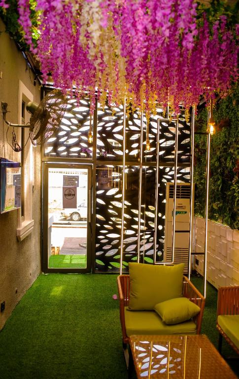 una camera con divano e fiori appesi al soffitto di Elcastillo Homes a Lagos