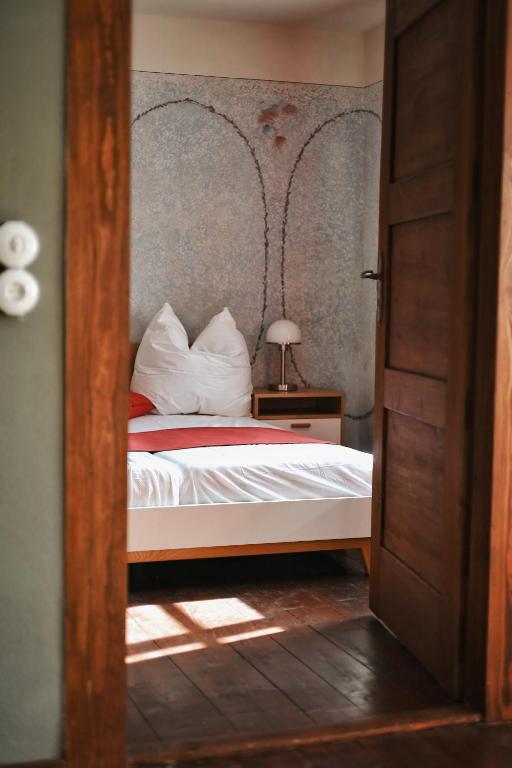 Postel nebo postele na pokoji v ubytování Pößnecker Werkstätten -Tessenow Wohnung