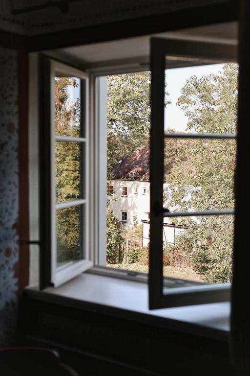 Postel nebo postele na pokoji v ubytování Pößnecker Werkstätten -Tessenow Wohnung
