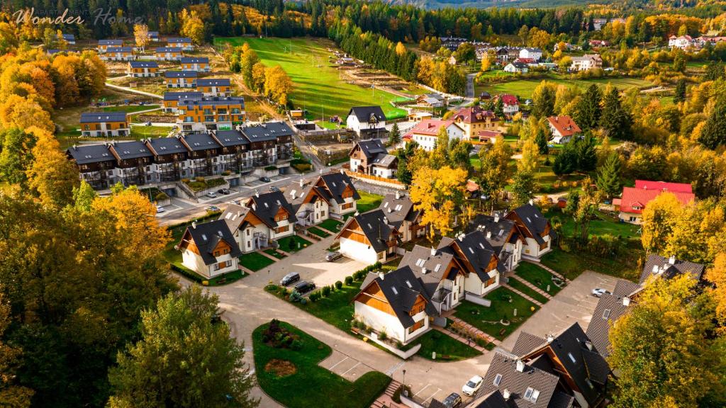 Pohľad z vtáčej perspektívy na ubytovanie Wonder Home - Domek górski Karmel z balkonem i kominkiem - dozorowane osiedle z placem zabaw, tuż przy stoku narciarskim