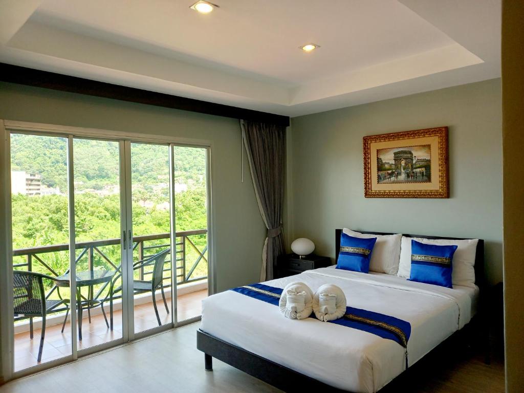 卡塔海灘的住宿－Aloha Residence，一间卧室设有一张床和一个阳台