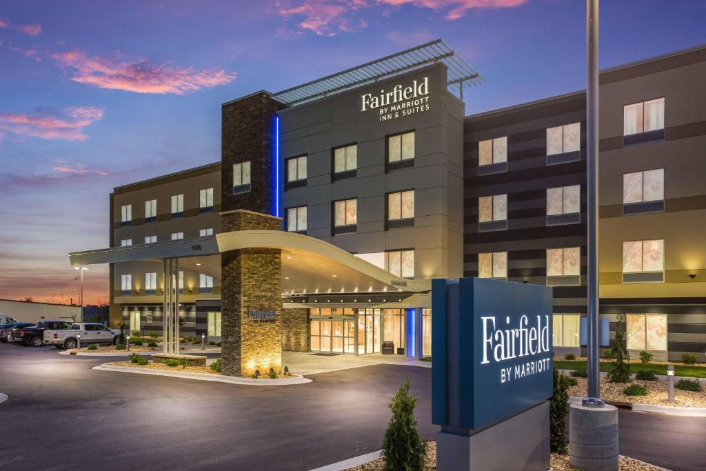 uma representação da frente de um hotel em Fairfield Inn & Suites Rolla em Rolla