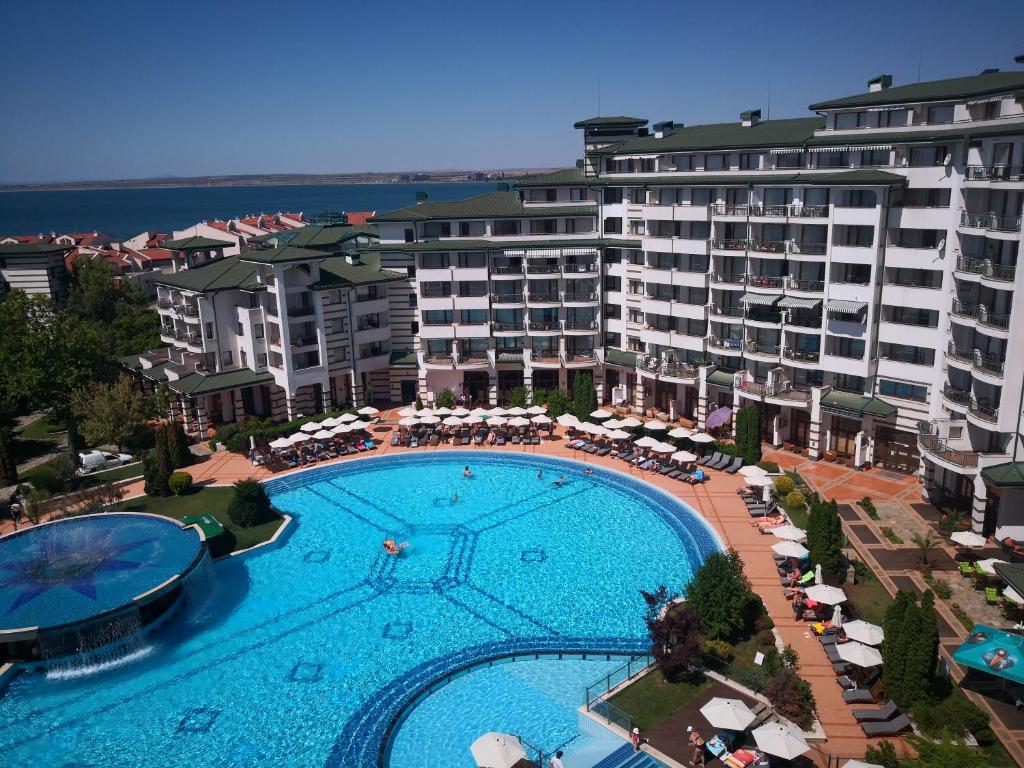 einen Blick über einen großen Pool in einem Hotel in der Unterkunft Emerald beach resort and spa , SATIN 705 , Macedonia Street 61, Nesebar Ravda 8238 , in Rawda