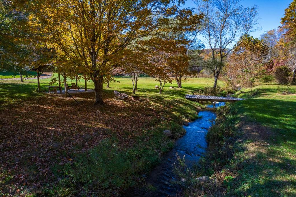 Κήπος έξω από το Holler Hall Creekside Mountain Cabin Retreat