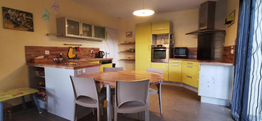 A cozinha ou cozinha compacta de Plain pied au vert
