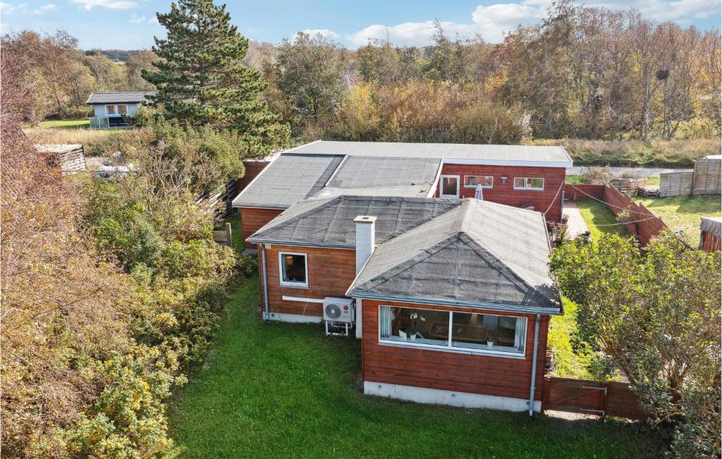 z góry widok na dom z dachem słonecznym w obiekcie Amazing Home In Korsr With Kitchen w mieście Korsør
