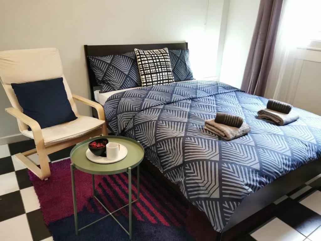 um quarto com uma cama, uma cadeira e uma mesa em Gtrip Glyfada Getaway Studio - 5045 em Atenas