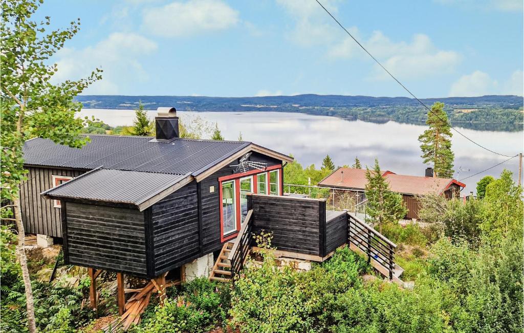 ein Haus auf einem Hügel mit Seeblick in der Unterkunft Lovely Home In Enebakk With Wifi in Omberg