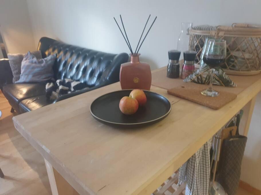 Posezení v ubytování Centrala stan- 2-rums Gästsvit, perfekt för kollegor som önskar separata rum