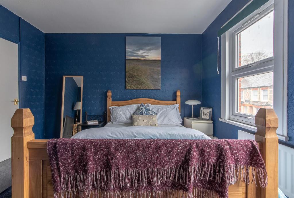 a bedroom with a bed with a purple blanket on it at Large 5 bed 2 bath House - Free Parking - Reading Cent - Perfect for long contractor stays in Reading