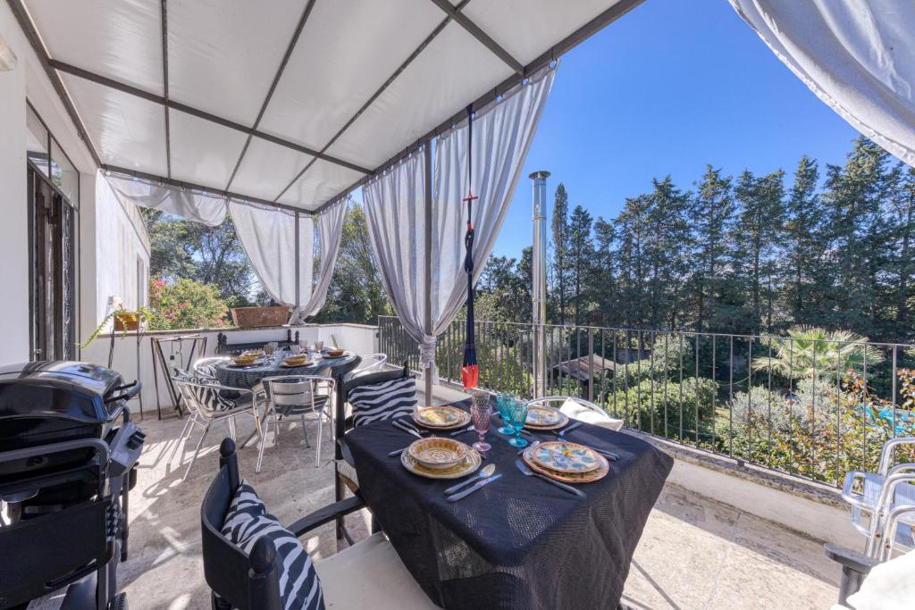 d'une terrasse avec une table et des assiettes de nourriture. dans l'établissement Villa Olivia pool tennis spa Cielo, à Lecce