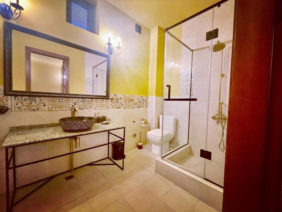 Hotel Villa Alexander Dilijan في ديليجان: حمام مع حوض ودش ومرحاض