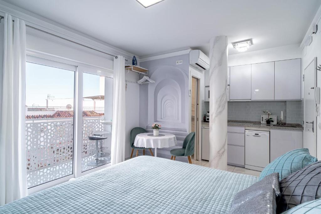 Estudio Silver Horizon con cama y salida al balcón