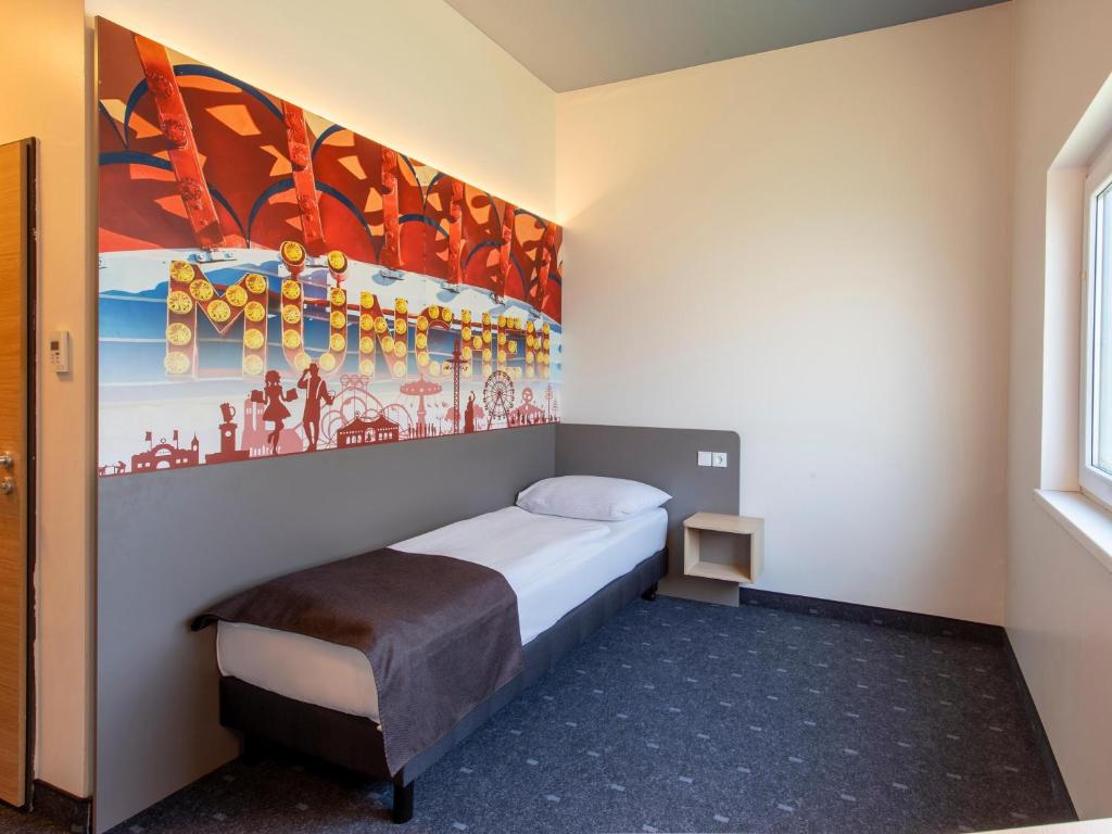 Postel nebo postele na pokoji v ubytování B&B Hotel München City-West