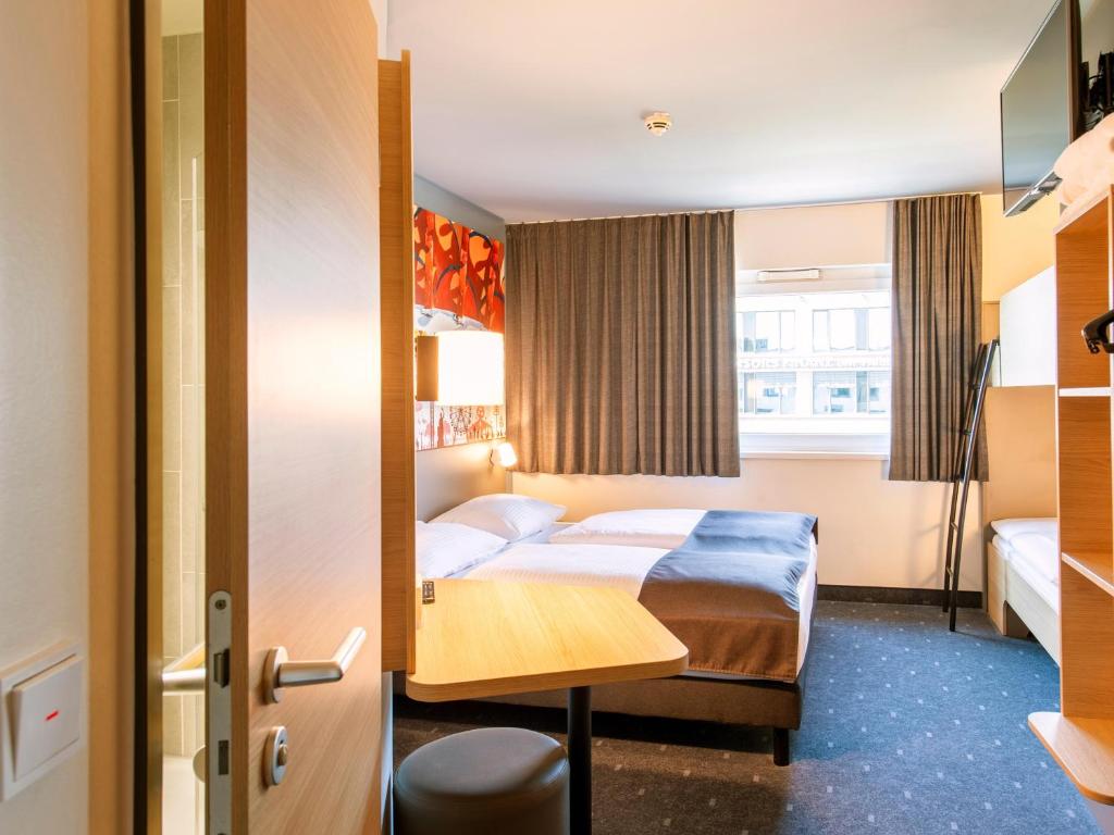 Postel nebo postele na pokoji v ubytování B&B Hotel München City-West