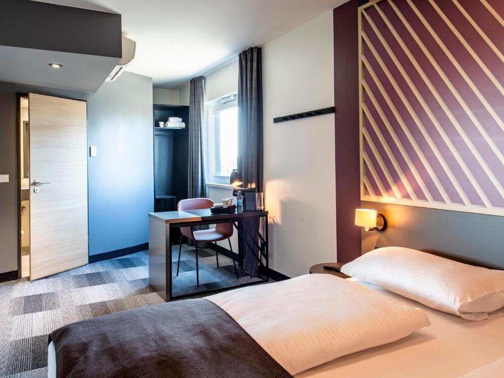 Postel nebo postele na pokoji v ubytování B&B Hotel München City-West