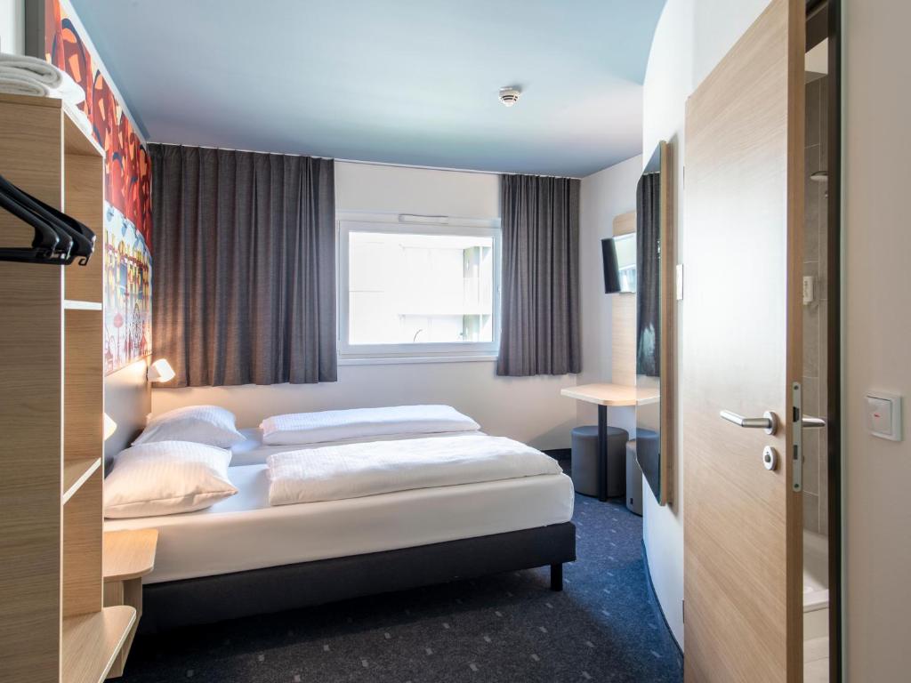 Postel nebo postele na pokoji v ubytování B&B Hotel München City-West