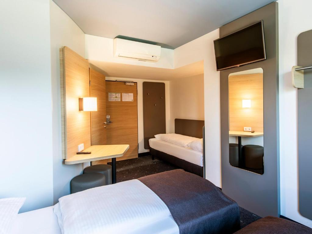 Postel nebo postele na pokoji v ubytování B&B Hotel München City-West