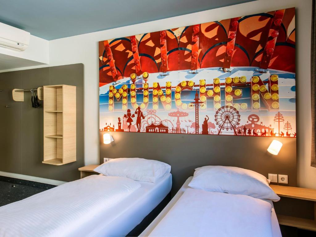 Postel nebo postele na pokoji v ubytování B&B Hotel München City-West