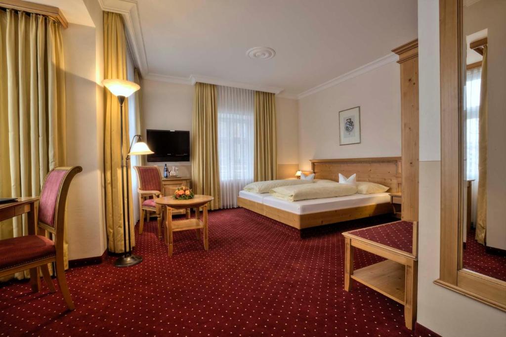 Postel nebo postele na pokoji v ubytování Hotel zum ERDINGER Weißbräu