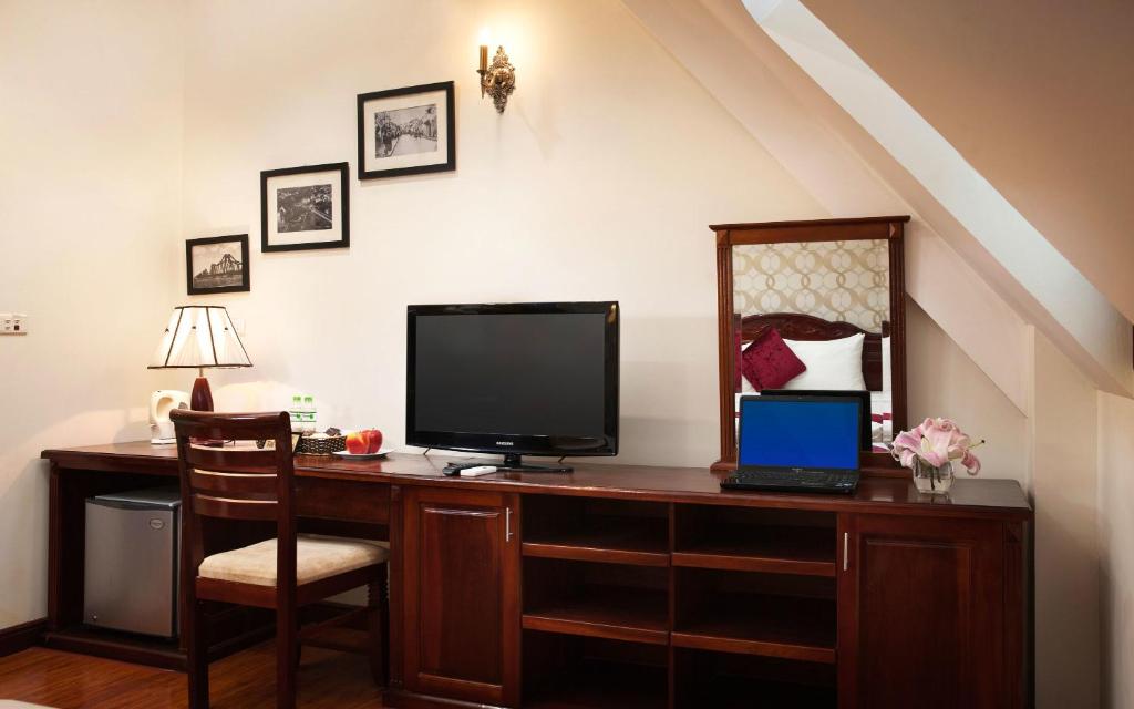 TV a/nebo společenská místnost v ubytování Hanoi Golden Moon Hotel & Travel