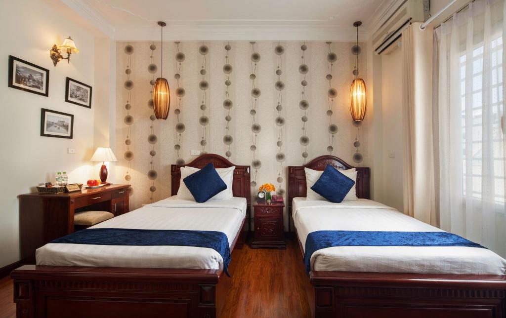 Postel nebo postele na pokoji v ubytování Hanoi Golden Moon Hotel & Travel