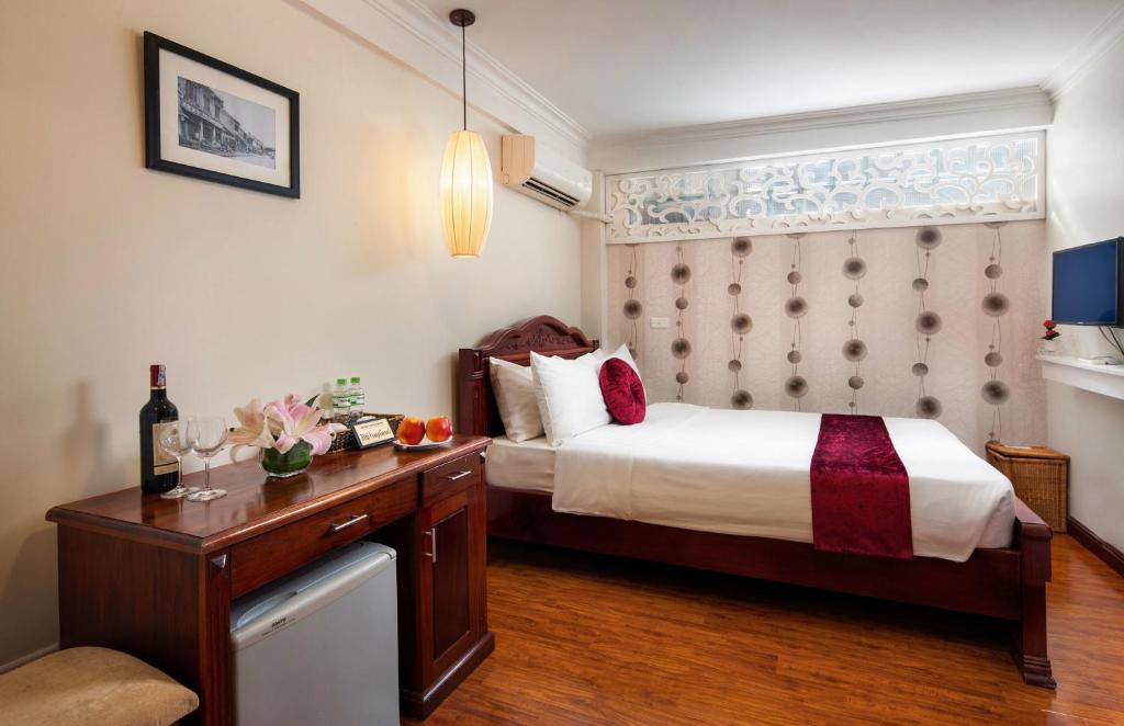 Postel nebo postele na pokoji v ubytování Hanoi Golden Moon Hotel & Travel