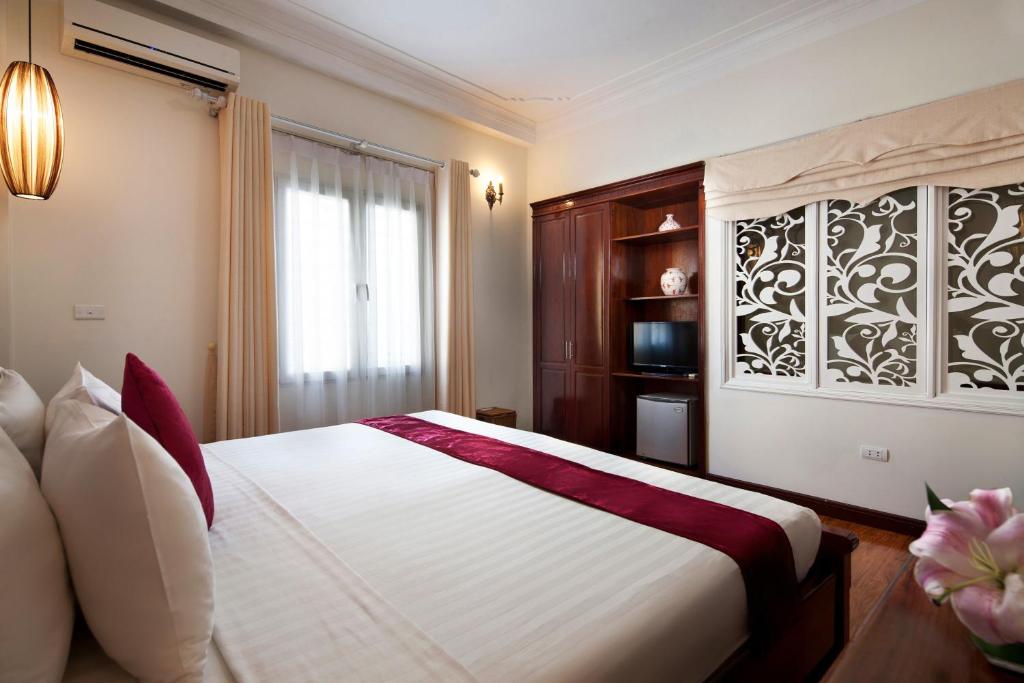 Postel nebo postele na pokoji v ubytování Hanoi Golden Moon Hotel & Travel