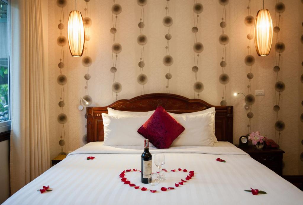 Postel nebo postele na pokoji v ubytování Hanoi Golden Moon Hotel & Travel