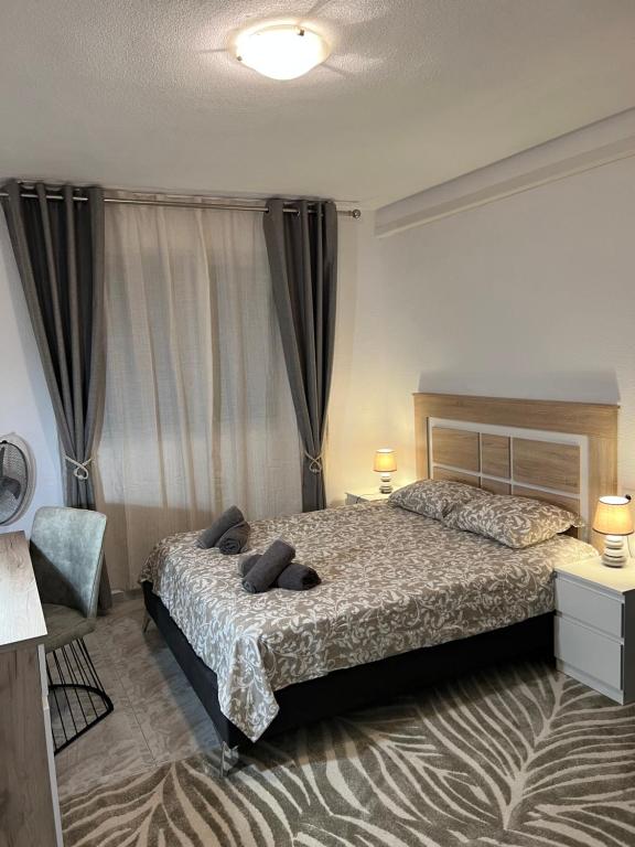 sypialnia z łóżkiem i krzesłem w obiekcie Sinforosa Park Apartments w mieście Torrevieja
