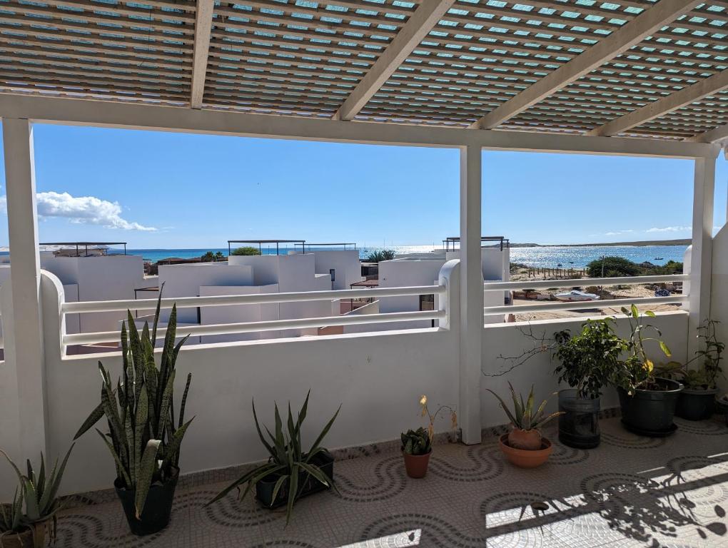 balcón con vistas al océano en Tropical Leaves Sea view penthouse en Sal Rei
