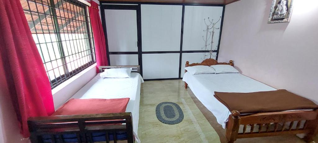 Postel nebo postele na pokoji v ubytování Skanda home stay