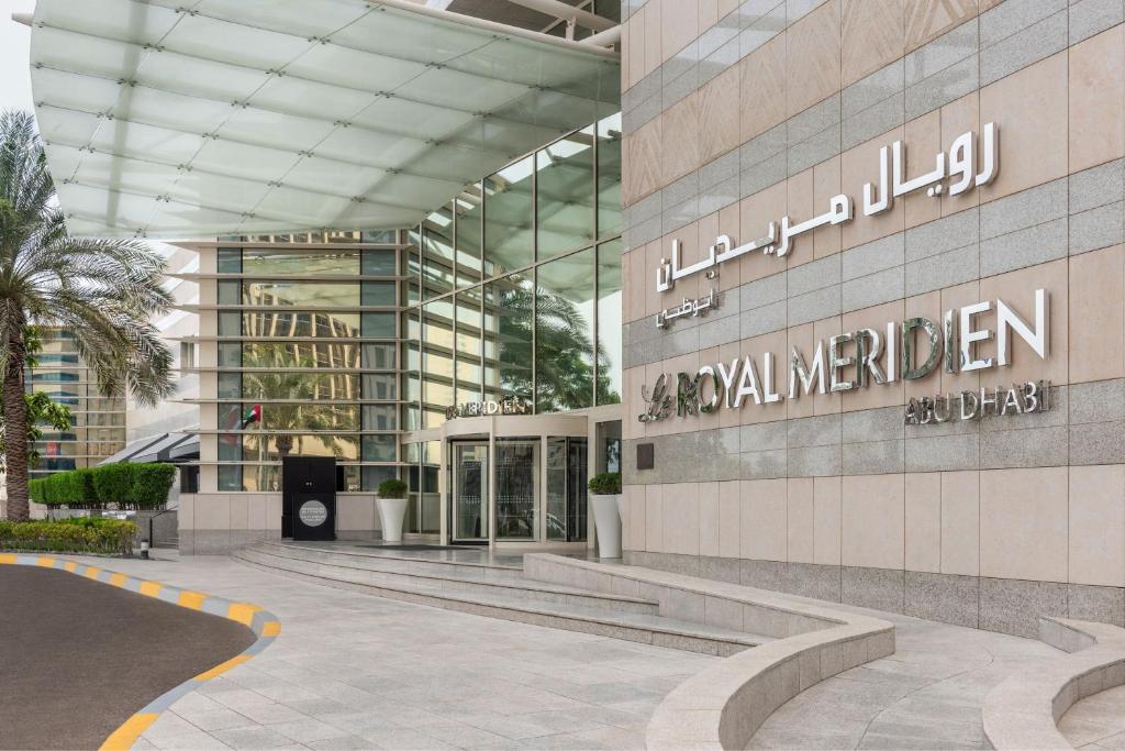 un bâtiment avec un panneau sur son côté dans l'établissement Le Royal Meridien Abu Dhabi, à Abu Dhabi