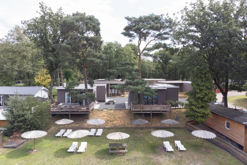 een luchtzicht op een huis met stoelen en parasols bij Recreatiepark Maas en Bos in Wellerlooi