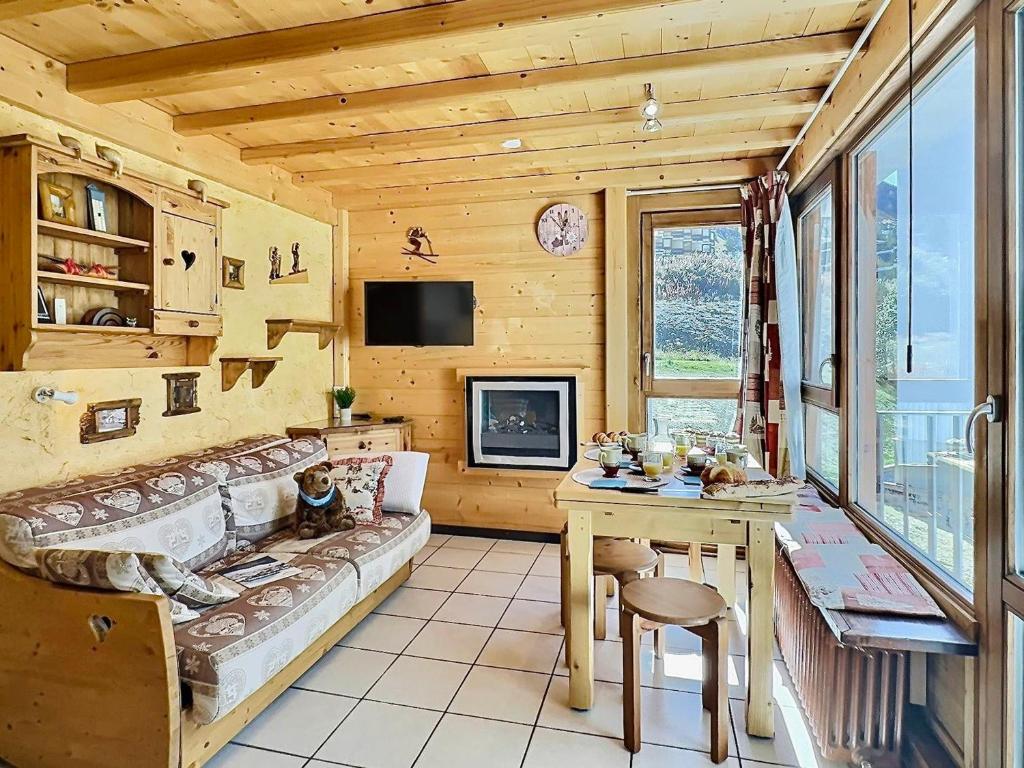 un salon avec un canapé et une table dans l'établissement Appartement pour 4 avec balcon à Tignes-Le Lavachet - FR-1-411-746, à Tignes