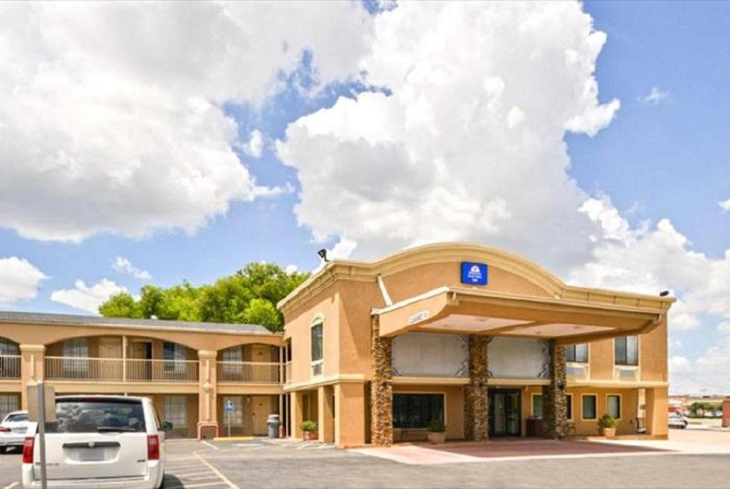 un hotel con un coche aparcado delante de él en Americas Best Value Inn-Near NRG Park/Medical Center en Houston